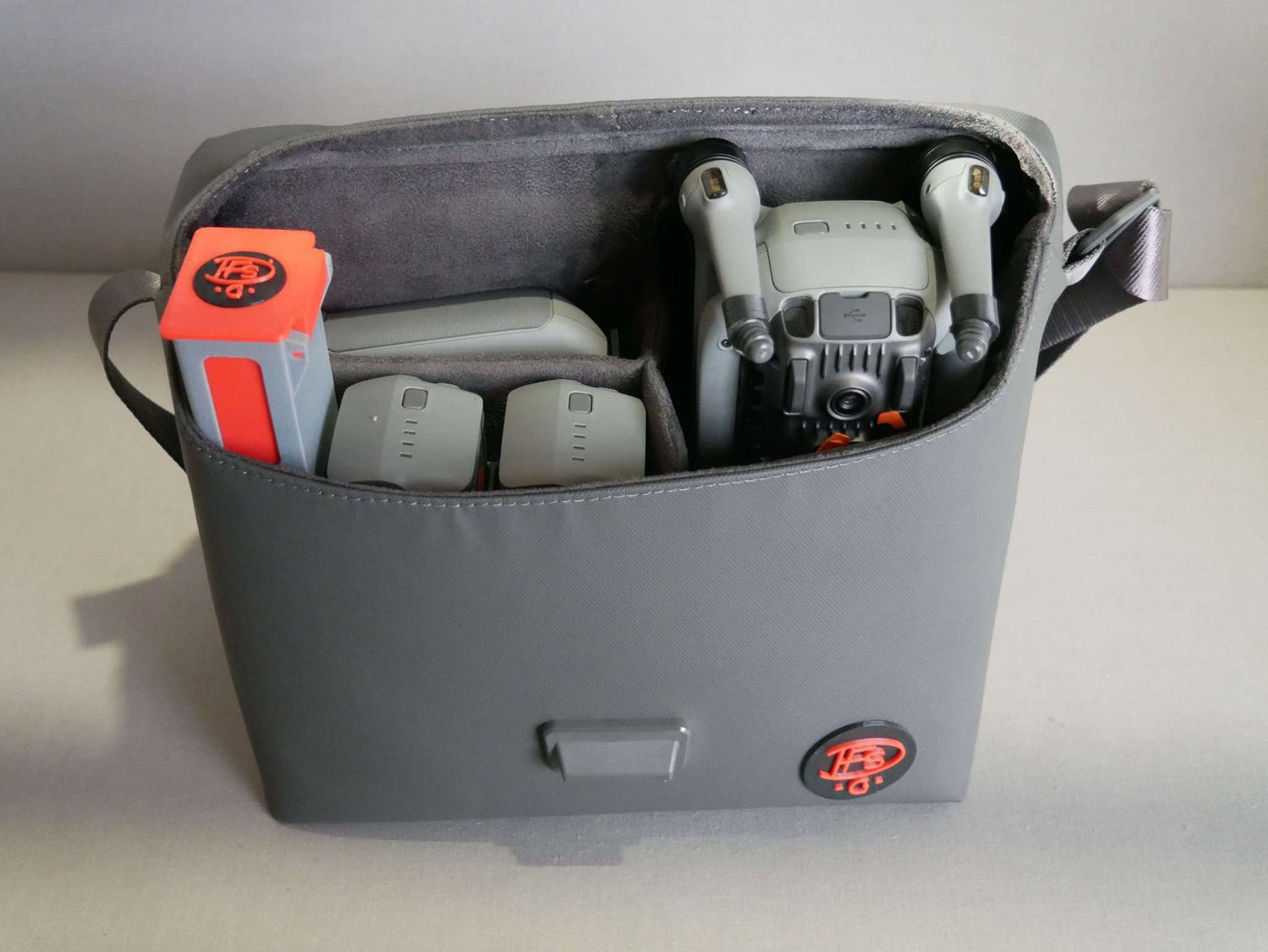 Vollständig beladener Organizer in der Originaltasche der DJI Fly More Combo