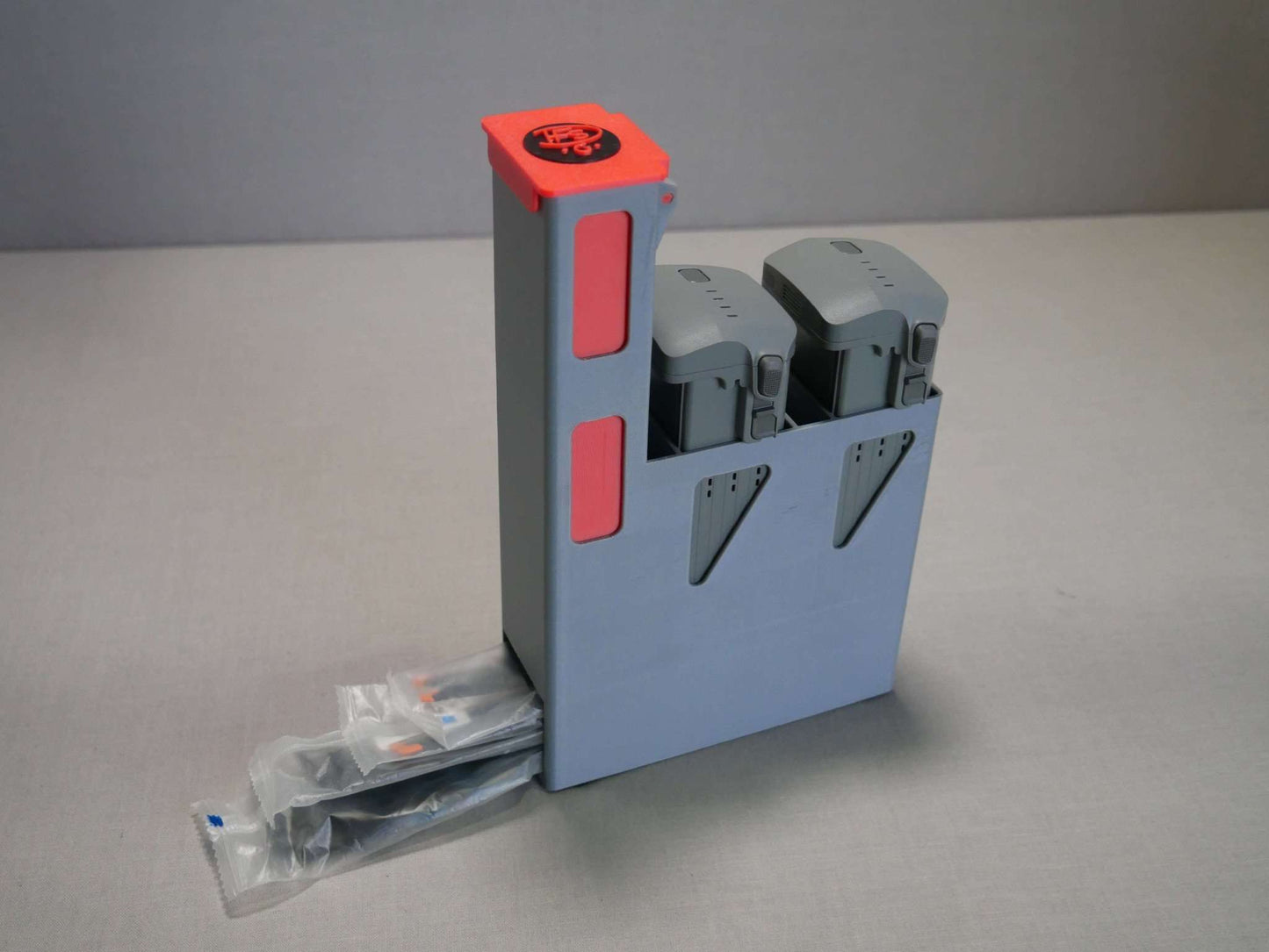 Vollständig beladener Organizer mit 2 roten Einschüben, 2 Akkus & Ersatzpropellern