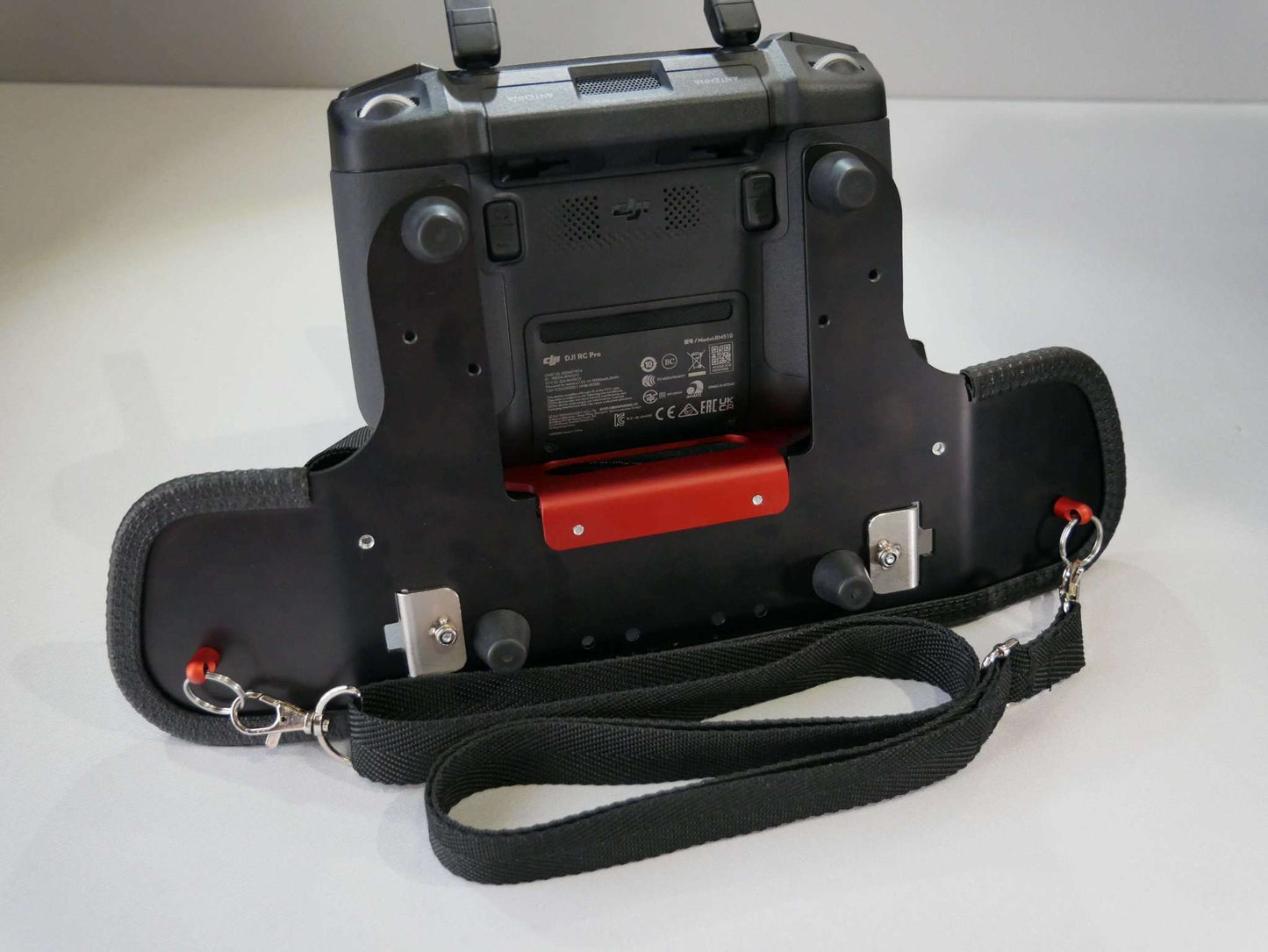 Bauchgurt montiert am DFS-G- Senderpult mit DJI RC-Pro Controller. Rückansicht