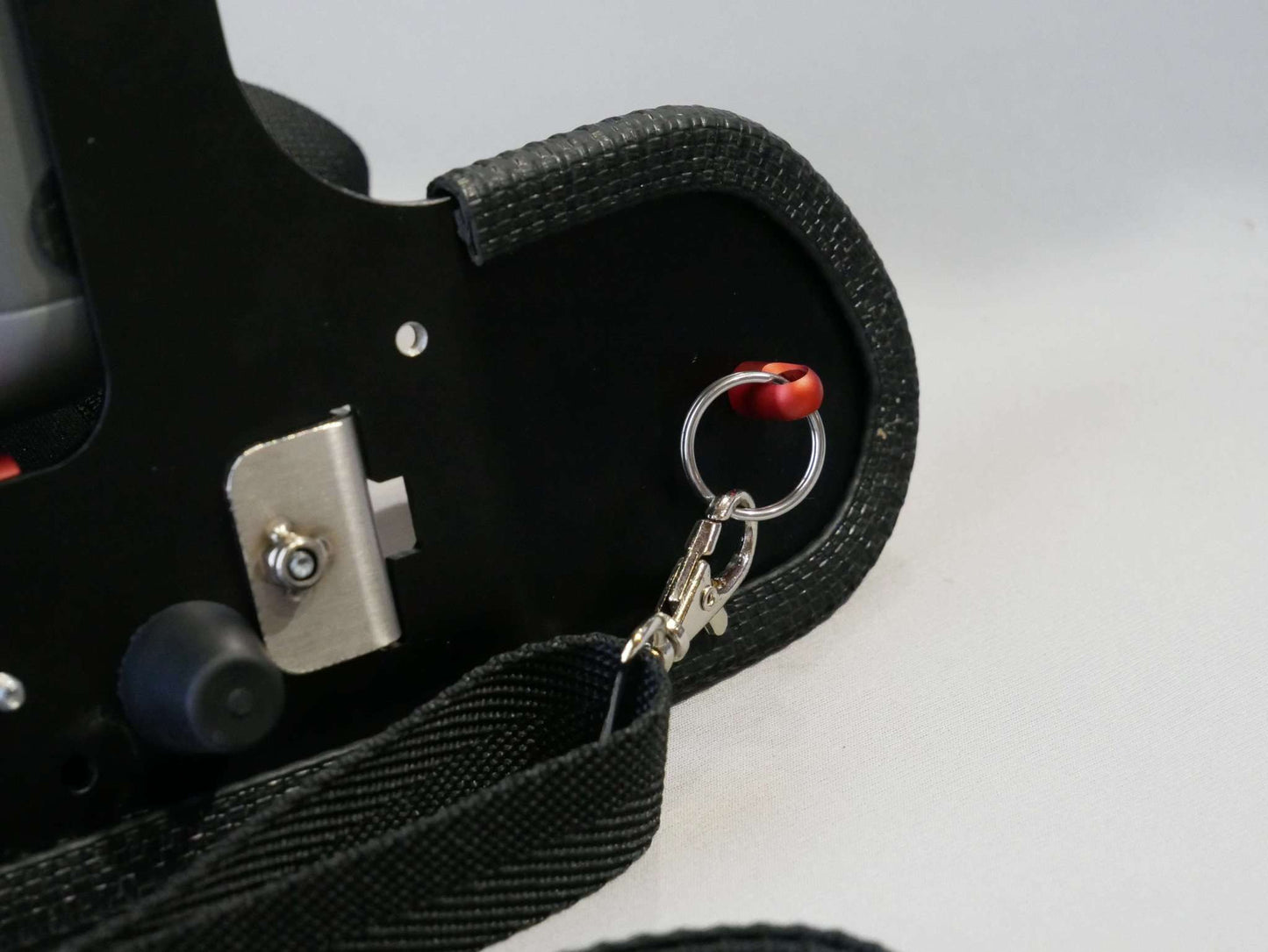 Befestigung des Pins vom daran montierten Bauchgurt am DFS-G- Senderpult