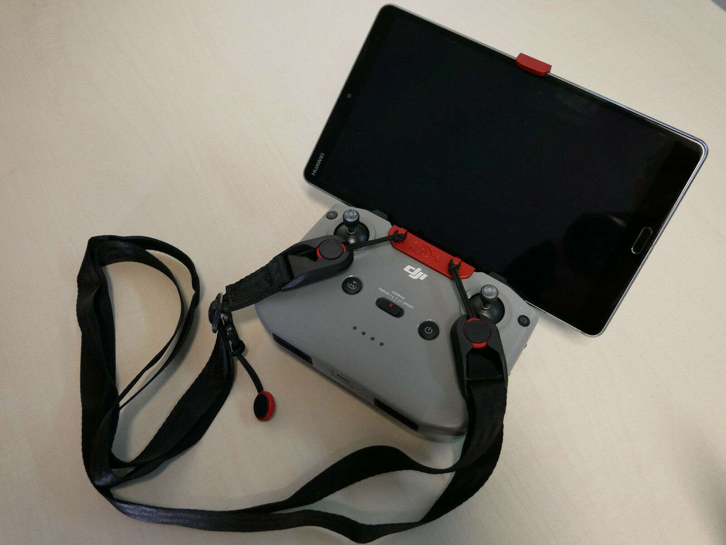 Halter mit Tragegurt rot für den RC N1 / RC N2 Controller Vollansicht