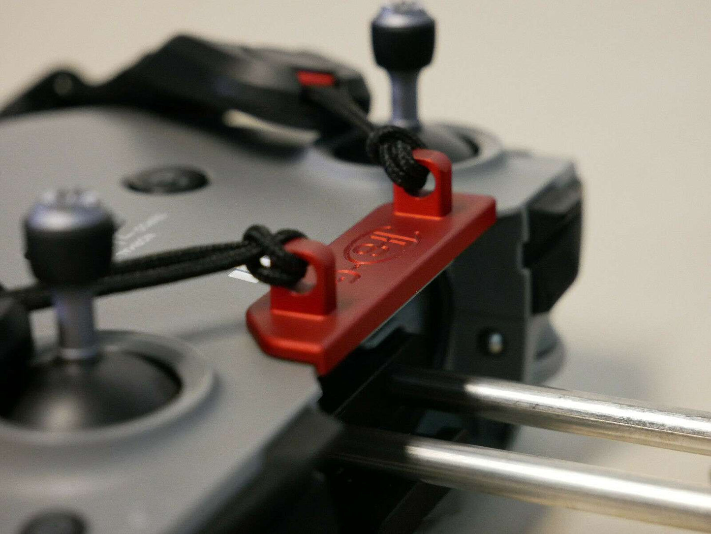 Halter mit Tragegurt rot für den RC N1 / RC N2 Controller Nahansicht mit ausgefahrener Antenne