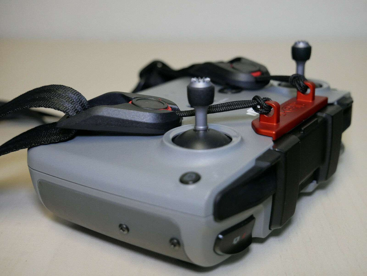 Halter mit Tragegurt rot für den RC N1 / RC N2 Controller mit eingefahrener Antenne Seitenansicht