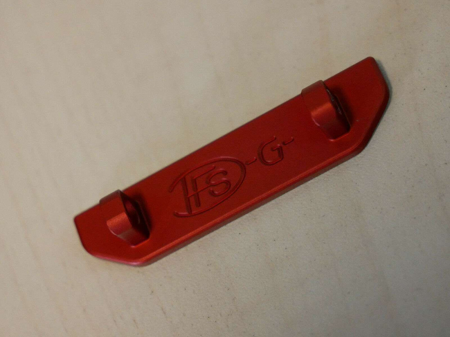 Halter aus Aluminium rot eloxiert für den RC N1 / RC N2 Controller Vorderseite