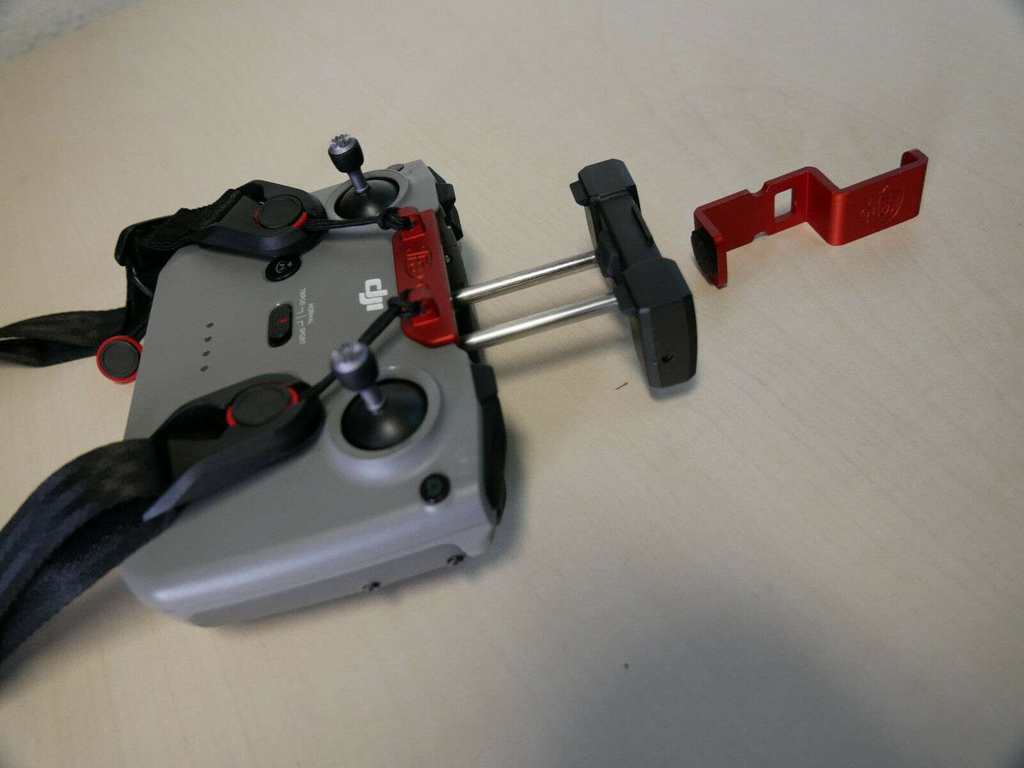Tablethalter rot für DJI RC N1 / RC N2 Controller vor der Montage am Controller
