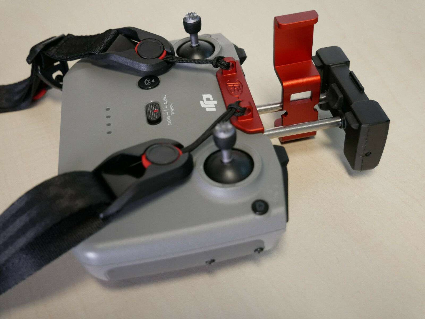 Tablethalter rot für DJI RC N1 / RC N2 Controller im ersten Montageschritt.