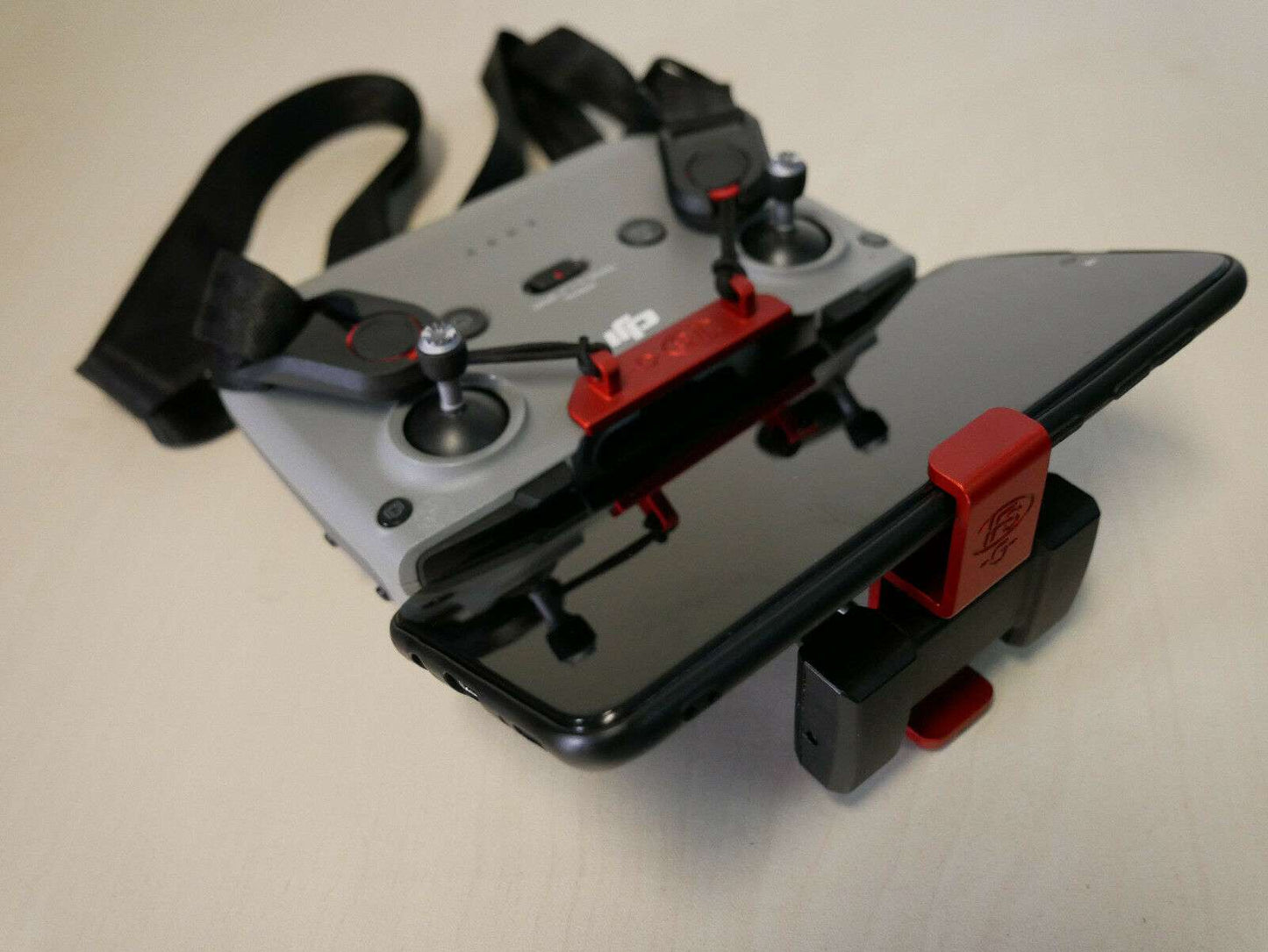 Tablethalter rot angebracht an DJI RC N1/ RC N2 Controller mit 6 Zoll Tablet