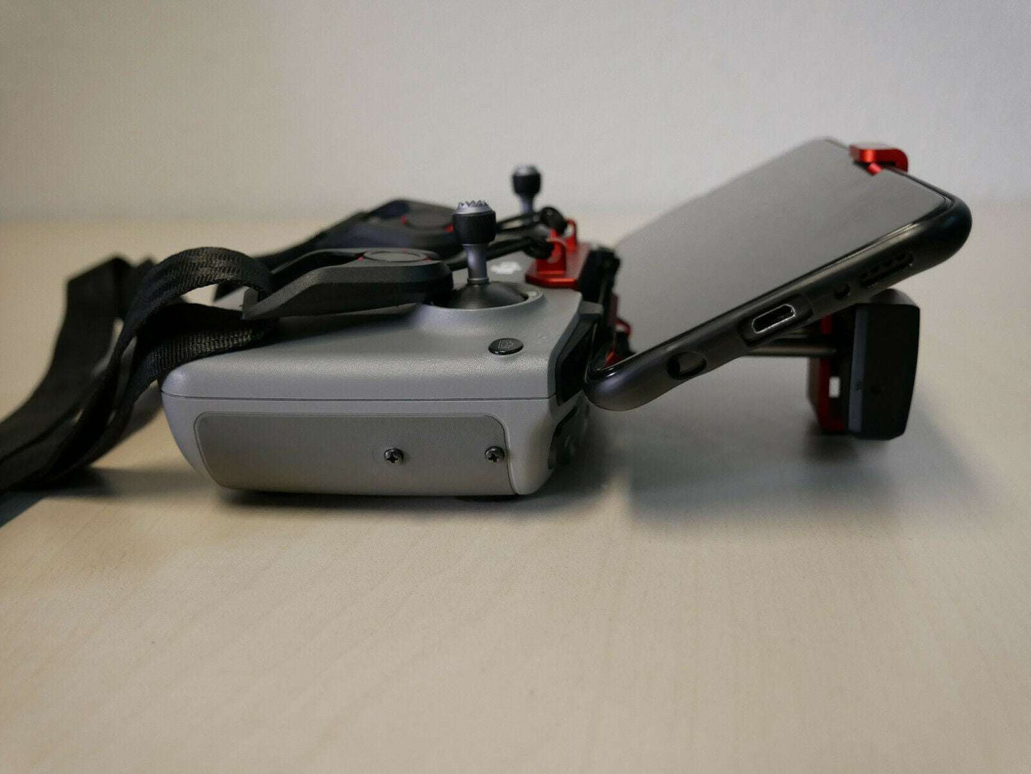 Tablethalter rot angebracht an DJI RC N1/ RC N2 Controller mit 6 Zoll Tablet Seitenansicht