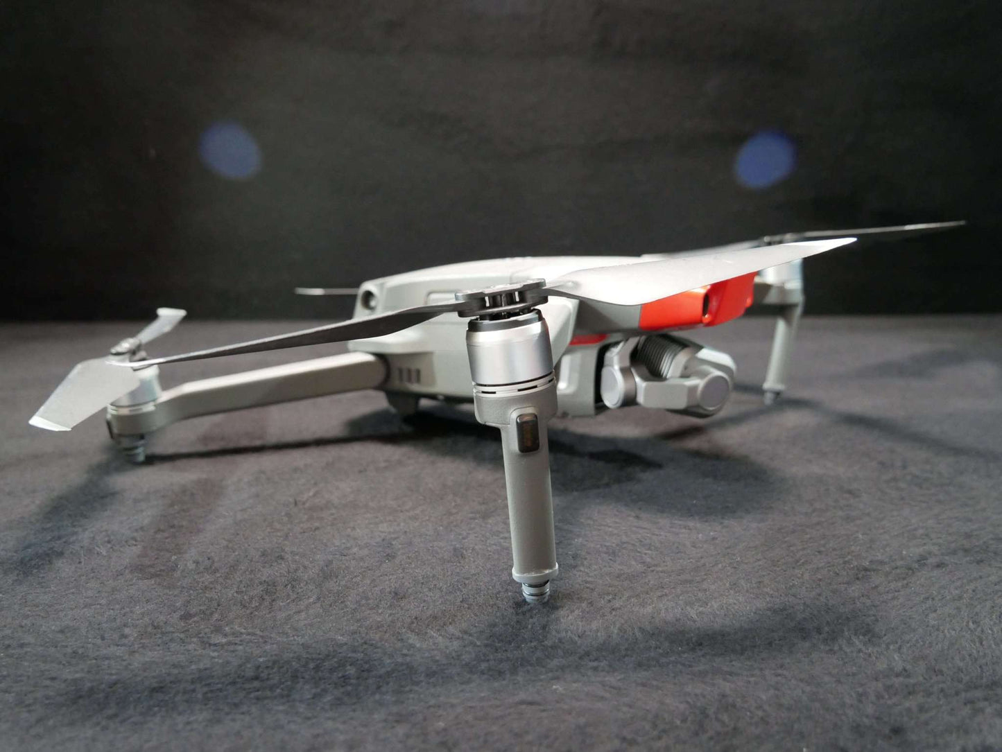 Adapter des Landegestell Systems angebracht an die DJI Mavic 2. Seitenansicht