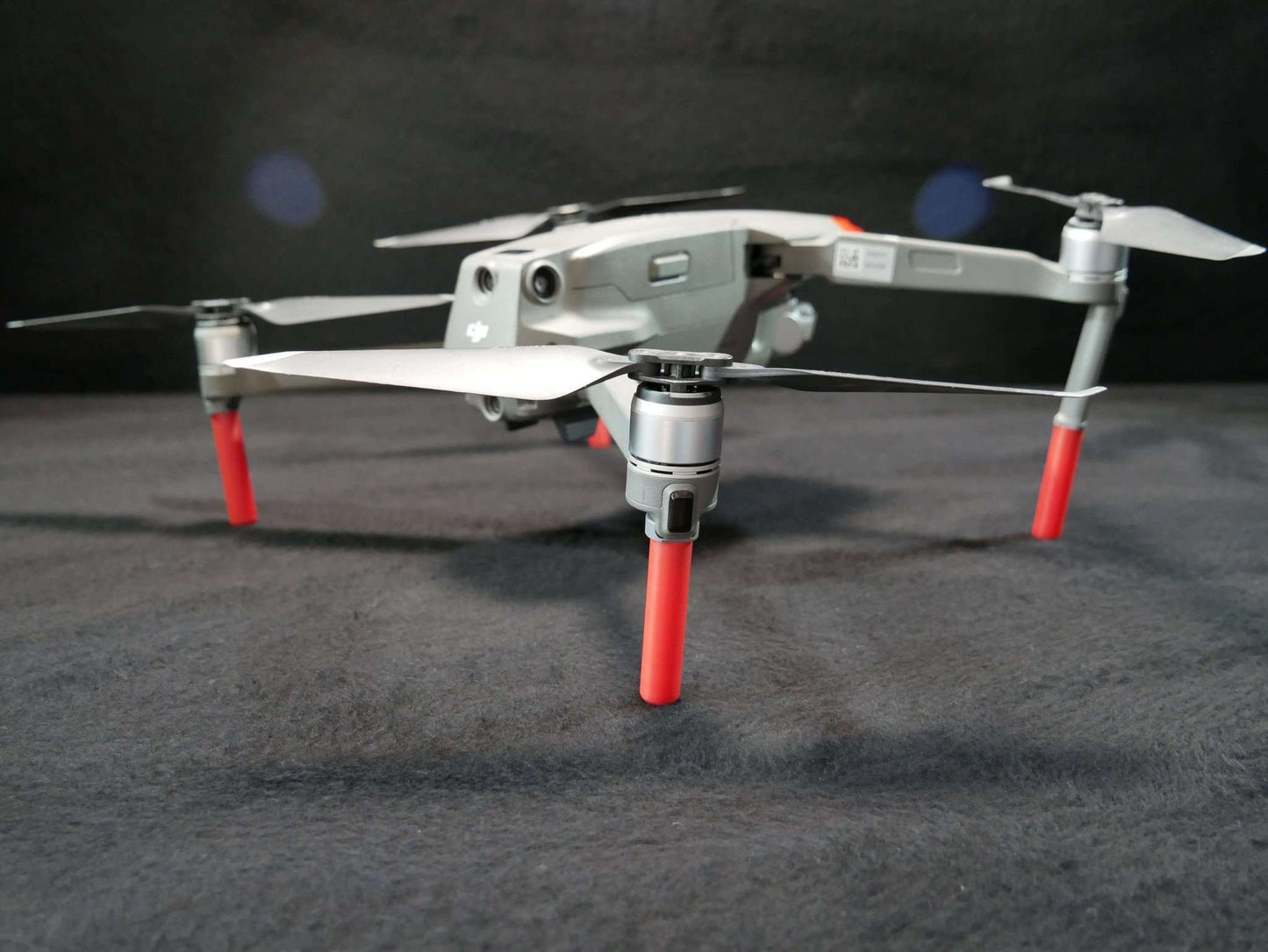 Landegestell System in rot angebracht an die DJI Mavic 2. Rückansicht