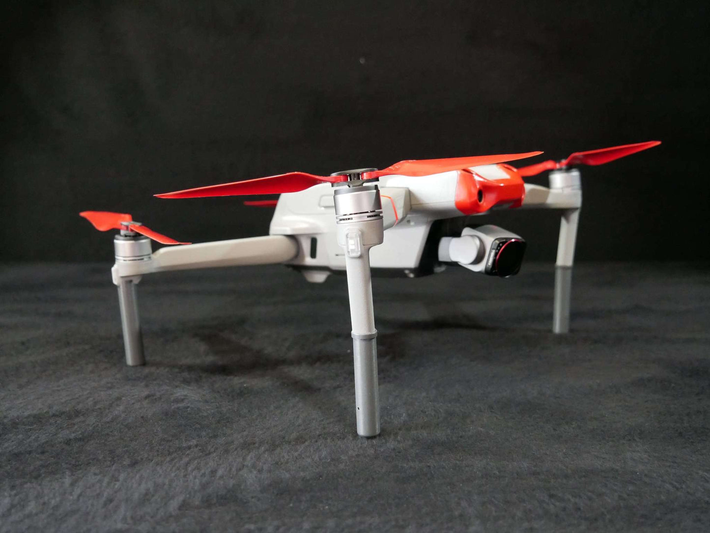 Landegestell System grau montiert an die DJI Air 2S. Vorderansicht
