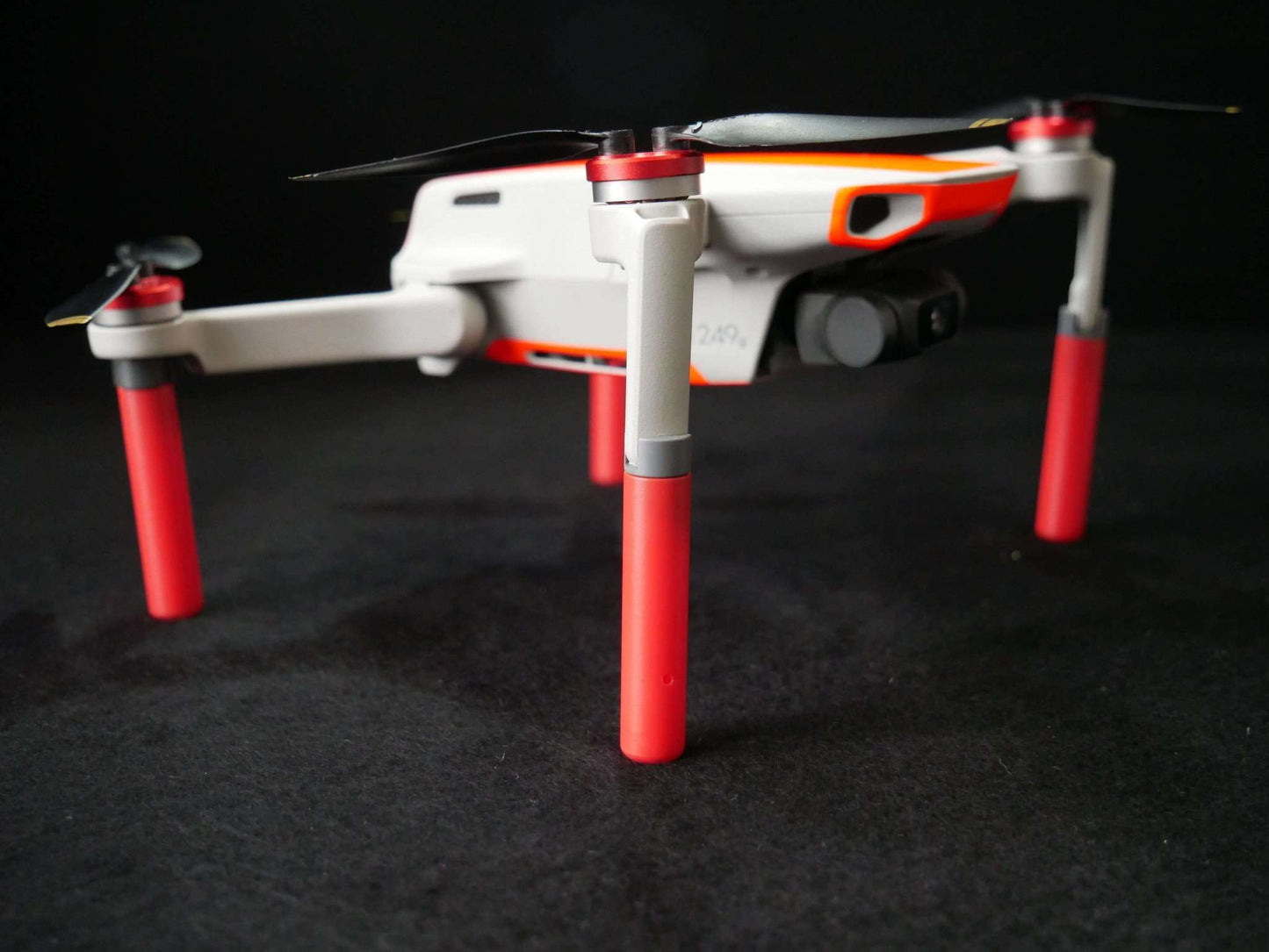Landegestell System rot montiert an die DJI Mini 1. Vorderansicht