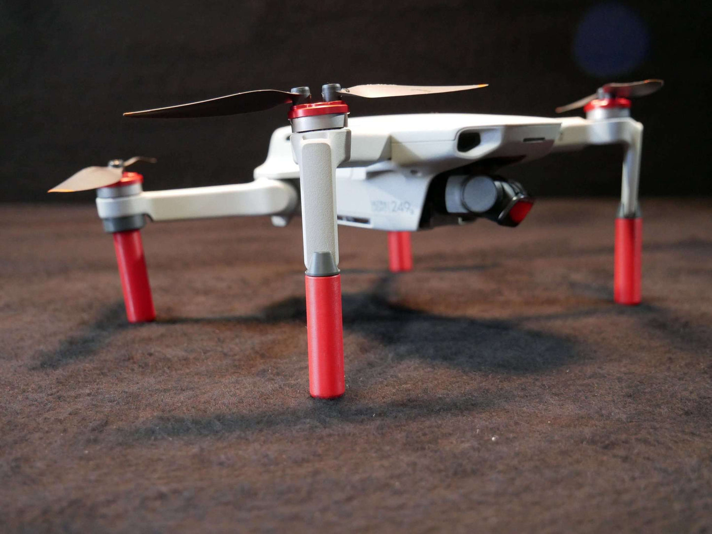 Landegestell System rot montiert an die DJI Mini 2. Vorderansicht