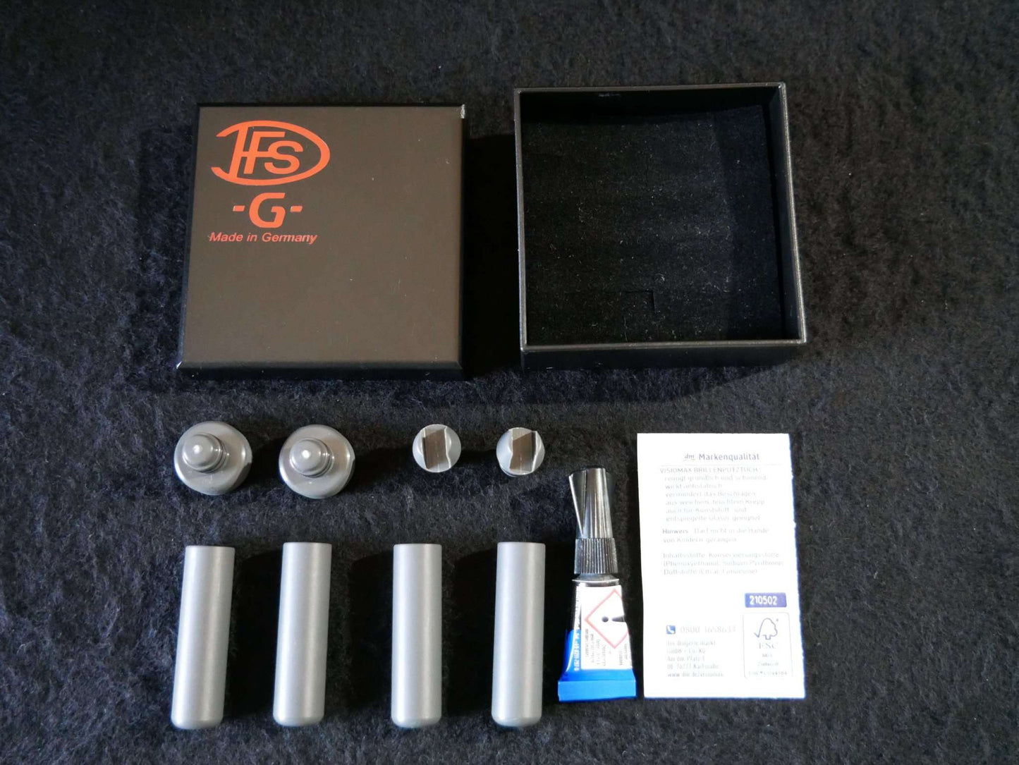 Lieferumfang Landegestell System grau: 4x Adapter, 4x Landefüße, 1x Reinigungstuch, 1 Tube Kleber