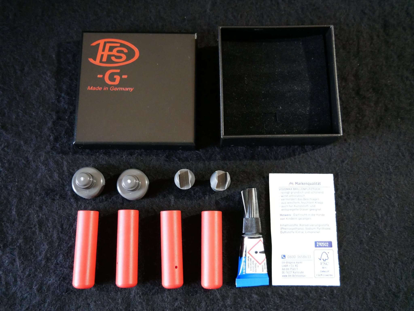 Lieferumfang Landegestell System rot: 4x Adapter, 4x Landefüße, 1x Reinigungstuch, 1 Tube Kleber