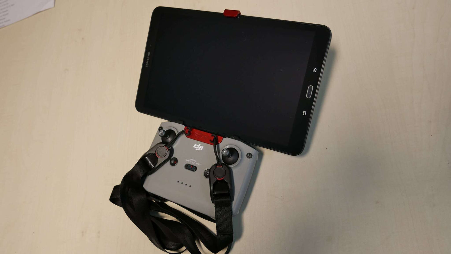 Tablethalter rot angebracht an DJI RC N1/ RC N2 Controller mit 10 Zoll Tablet Draufsicht