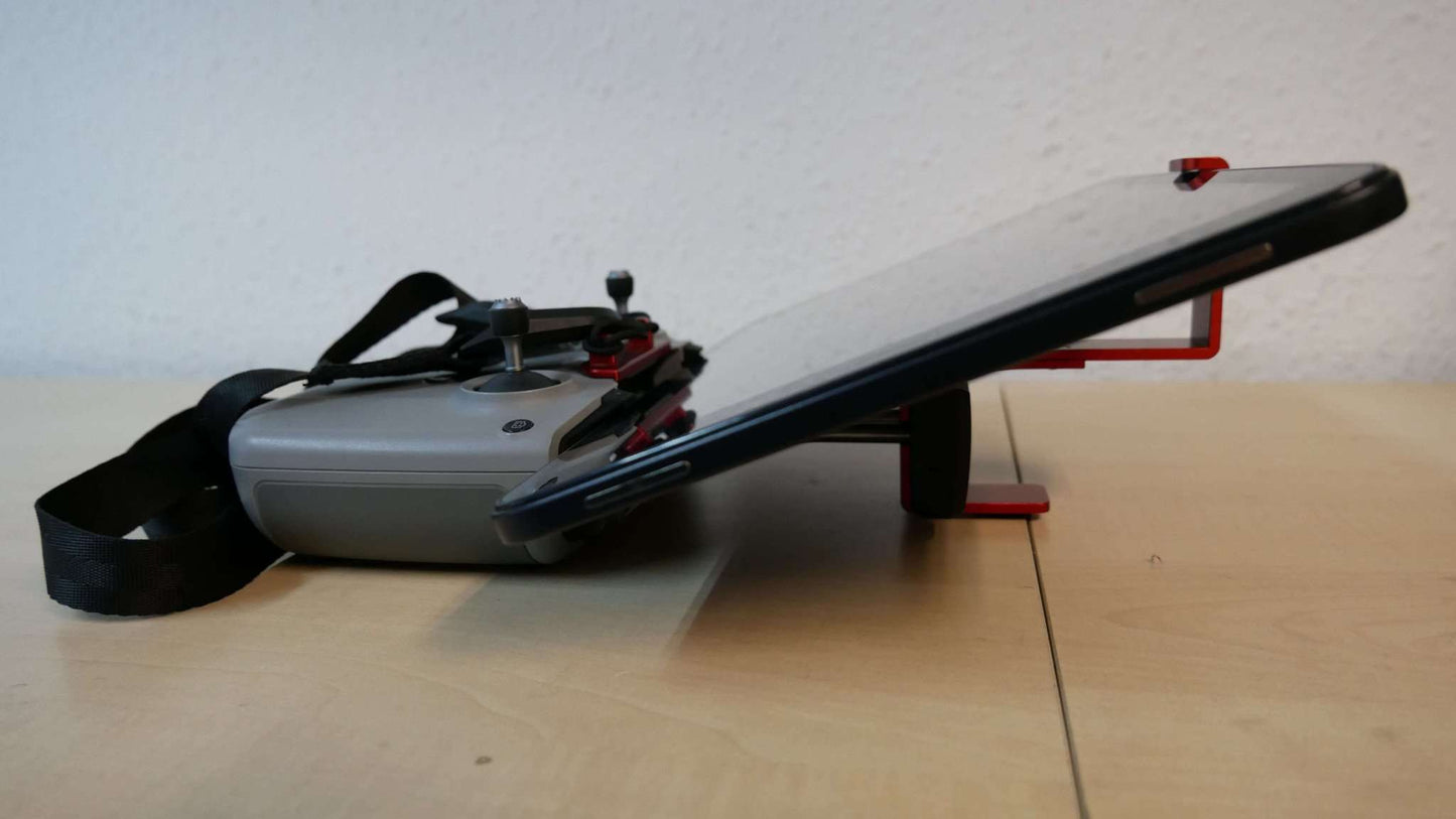 Tablethalter rot angebracht an DJI RC N1/ RC N2 Controller mit 10 Zoll Tablet Seitenansicht