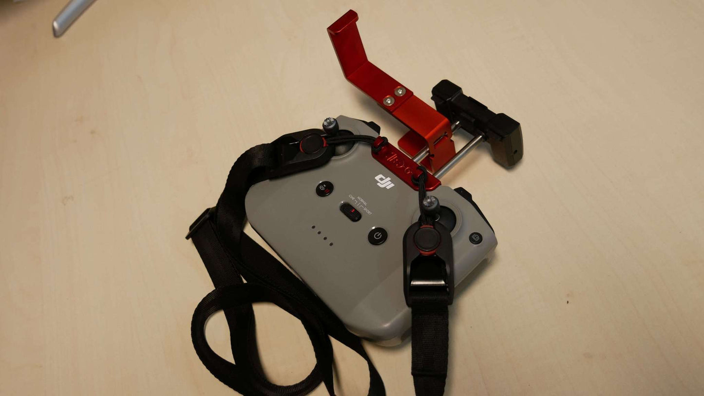 Tablethalter rot für DJI RC N1 / RC N2 Controller im ersten Montageschritt.