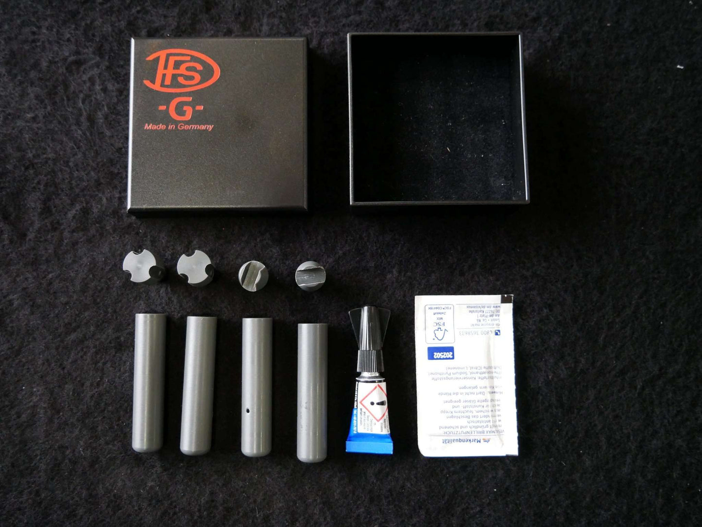 Lieferumfang Landegestell System grau: 4x Adapter, 4x Landefüße, 1x Reinigungstuch, 1 Tube Kleber