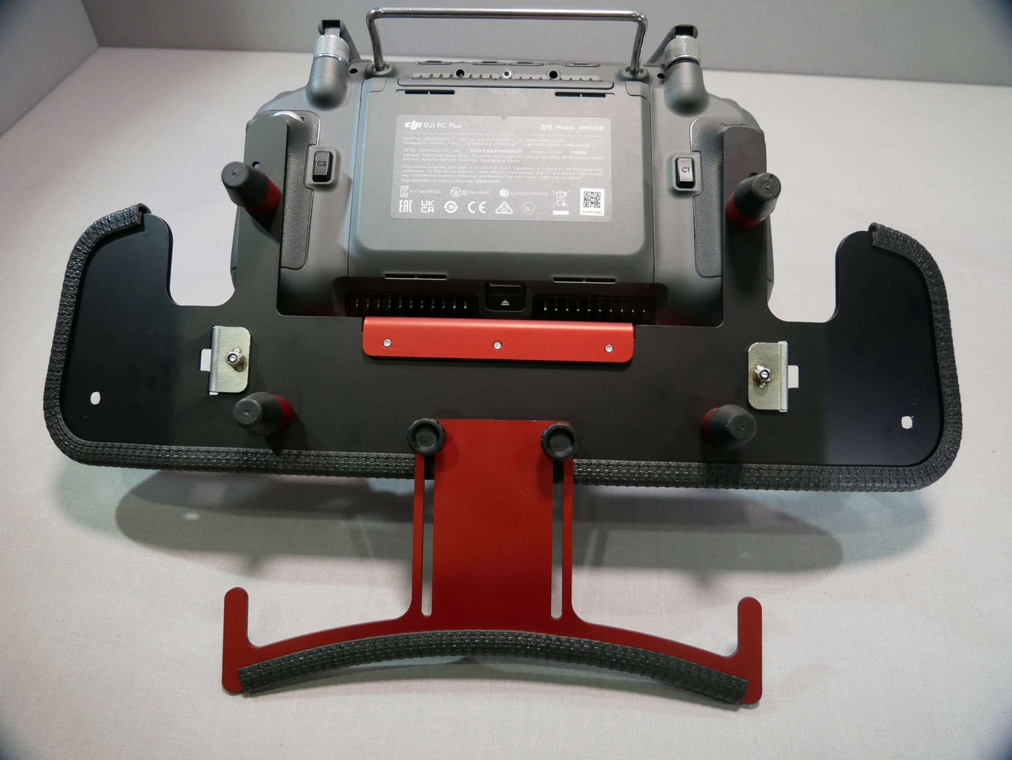 POV-Extender montiert am Senderpult mit Halter für Halsgurt & DJI RC-Plus Controller. Rückansicht