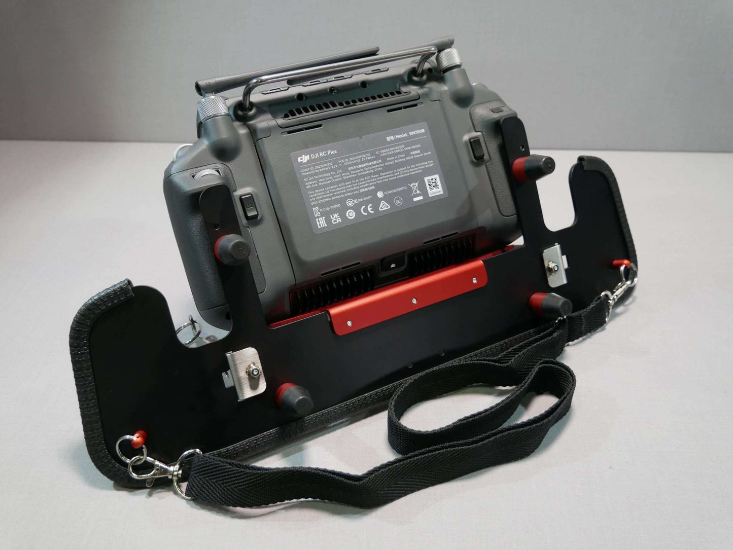 Bauchgurt montiert am DFS-G- Senderpult mit DJI RC-Plus Controller. Rückansicht