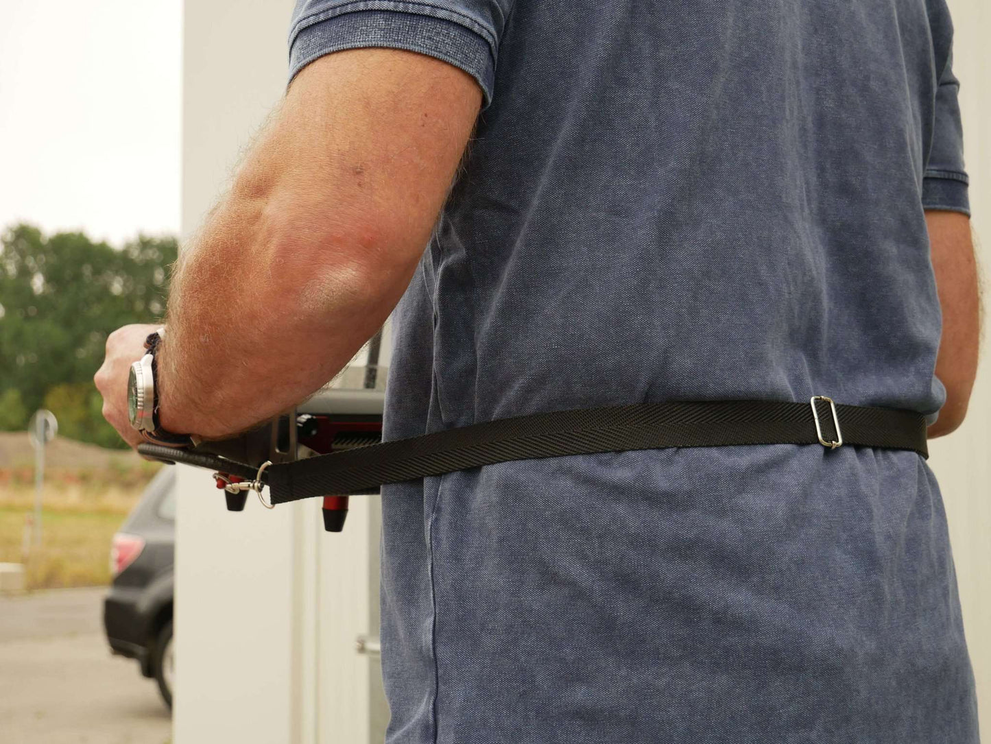 Bauchgurt vollständig montiert am DFS-G- Senderpult und getragen. Rückansicht