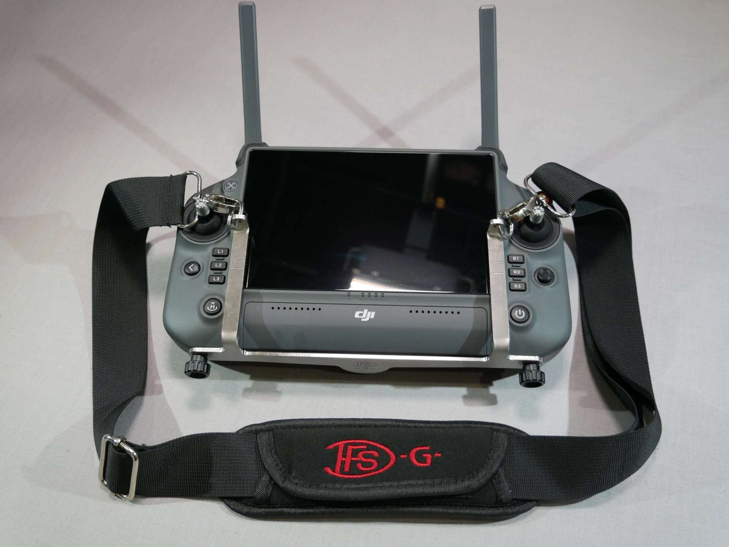 Halter mit Tragegurt für den DJI RC-Plus Controller Vorderansicht