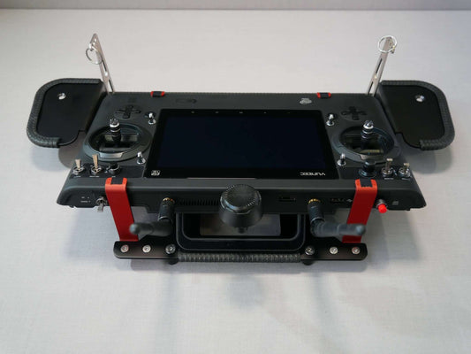 Vollständig montiertes Senderpult mit Halter für Halsgurt & Yuneec ST16 Controller. Rückansicht