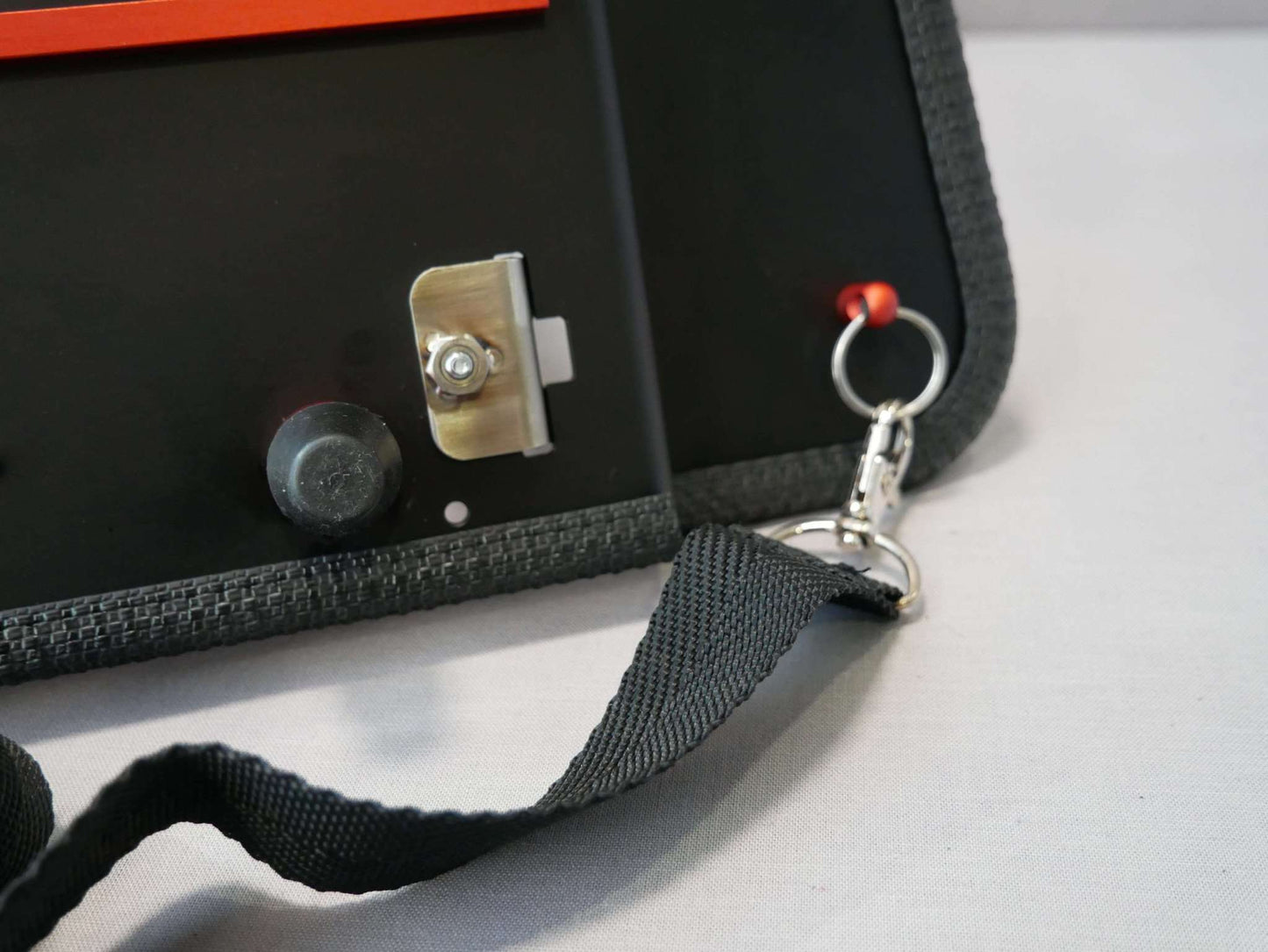 Befestigung des Pins vom daran montierten Bauchgurt am DFS-G- Senderpult