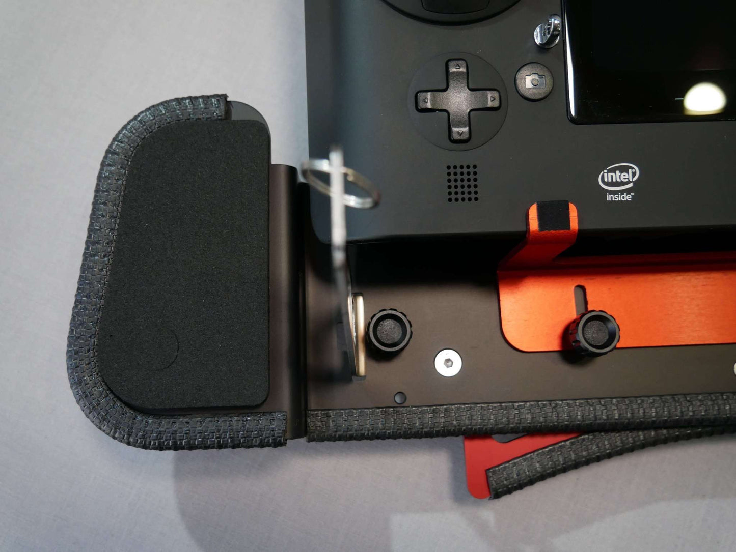 Handauflage-Pad angeklebt am Senderpult des Yuneec Controllers