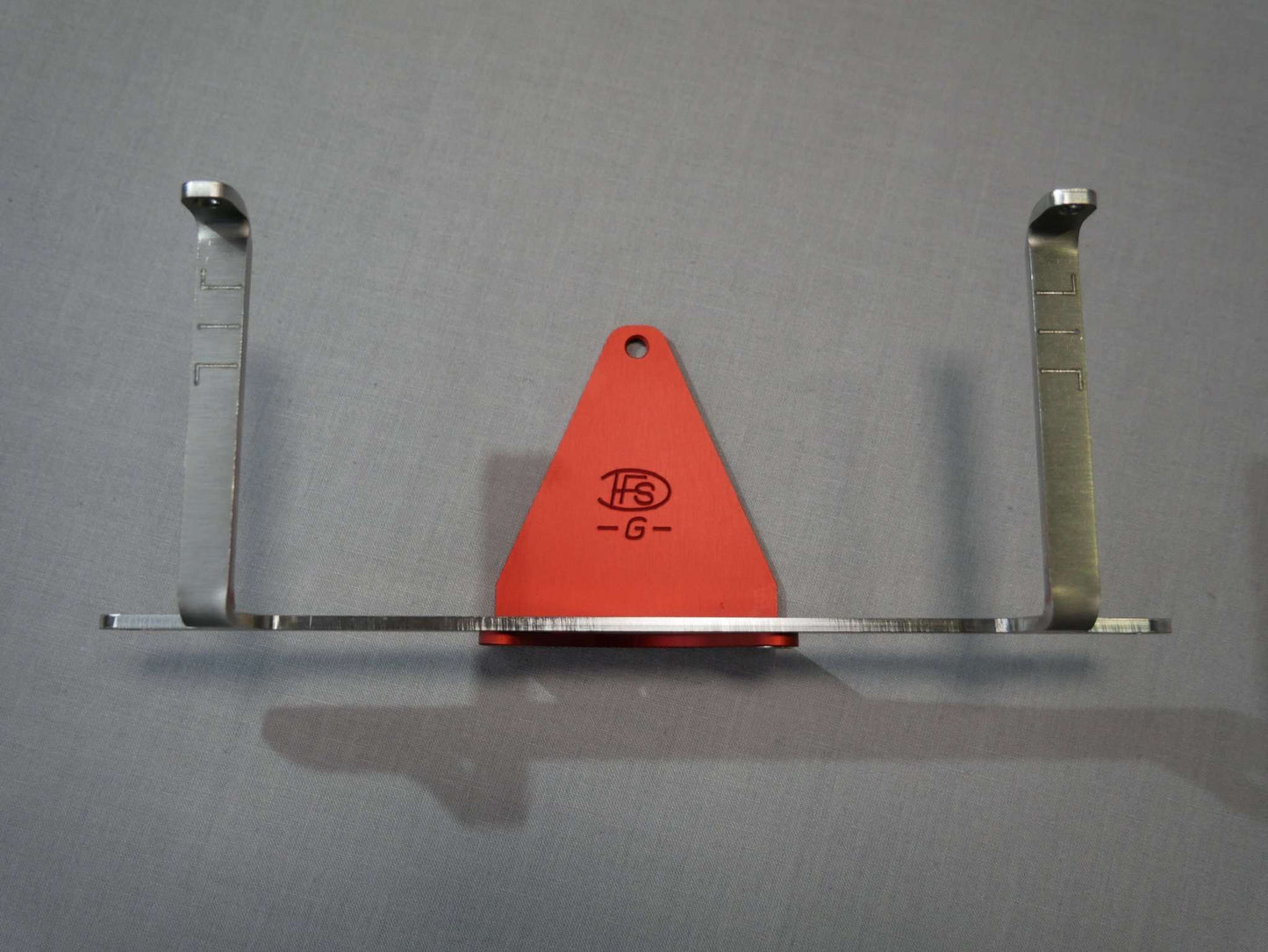 Montierter DFS-G- Stativhalter rot am Halter für Tragegurt. Vorderansicht