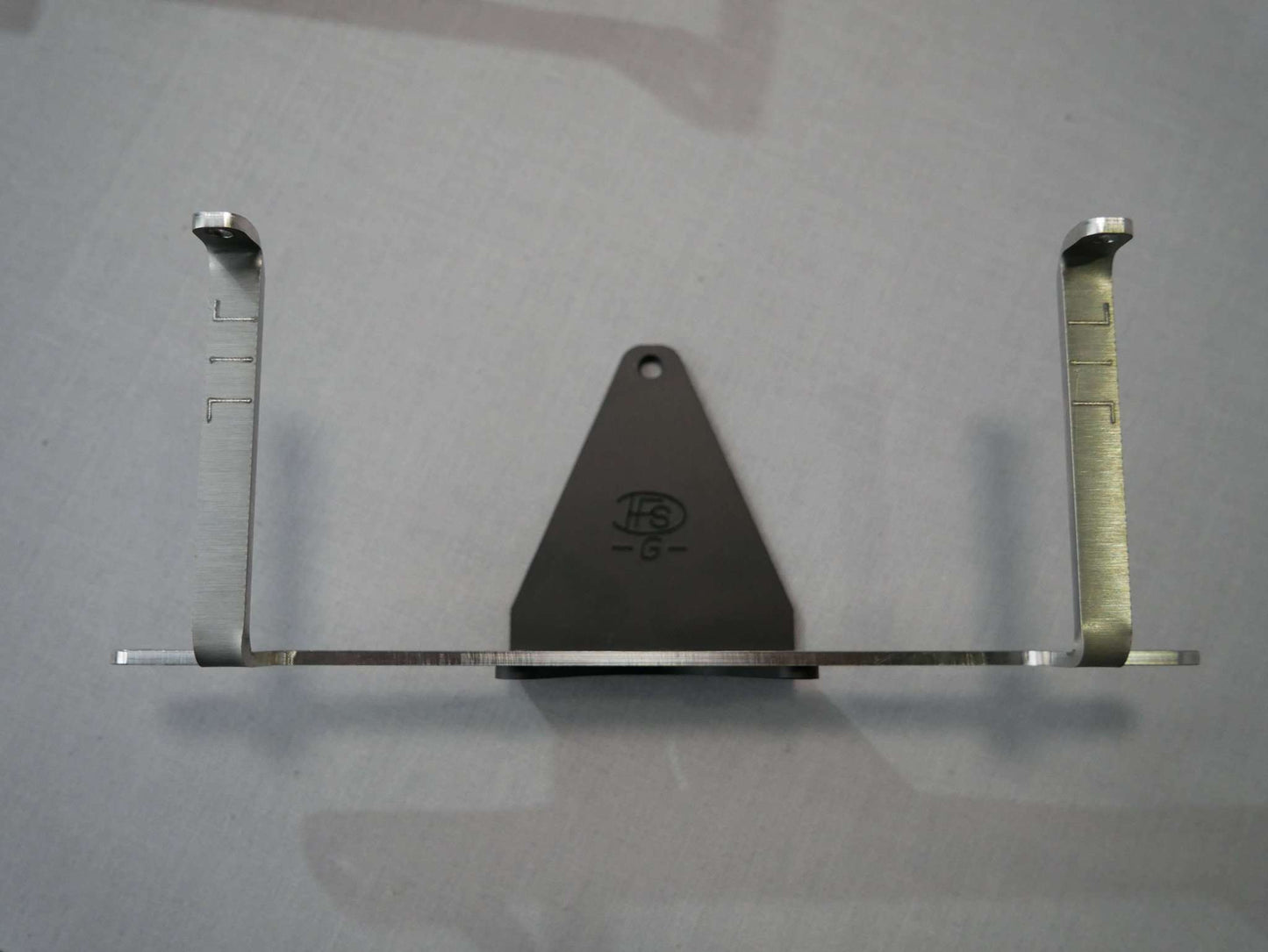 Montierter DFS-G- Stativhalter schwarz am Halter für Tragegurt. Vorderansicht