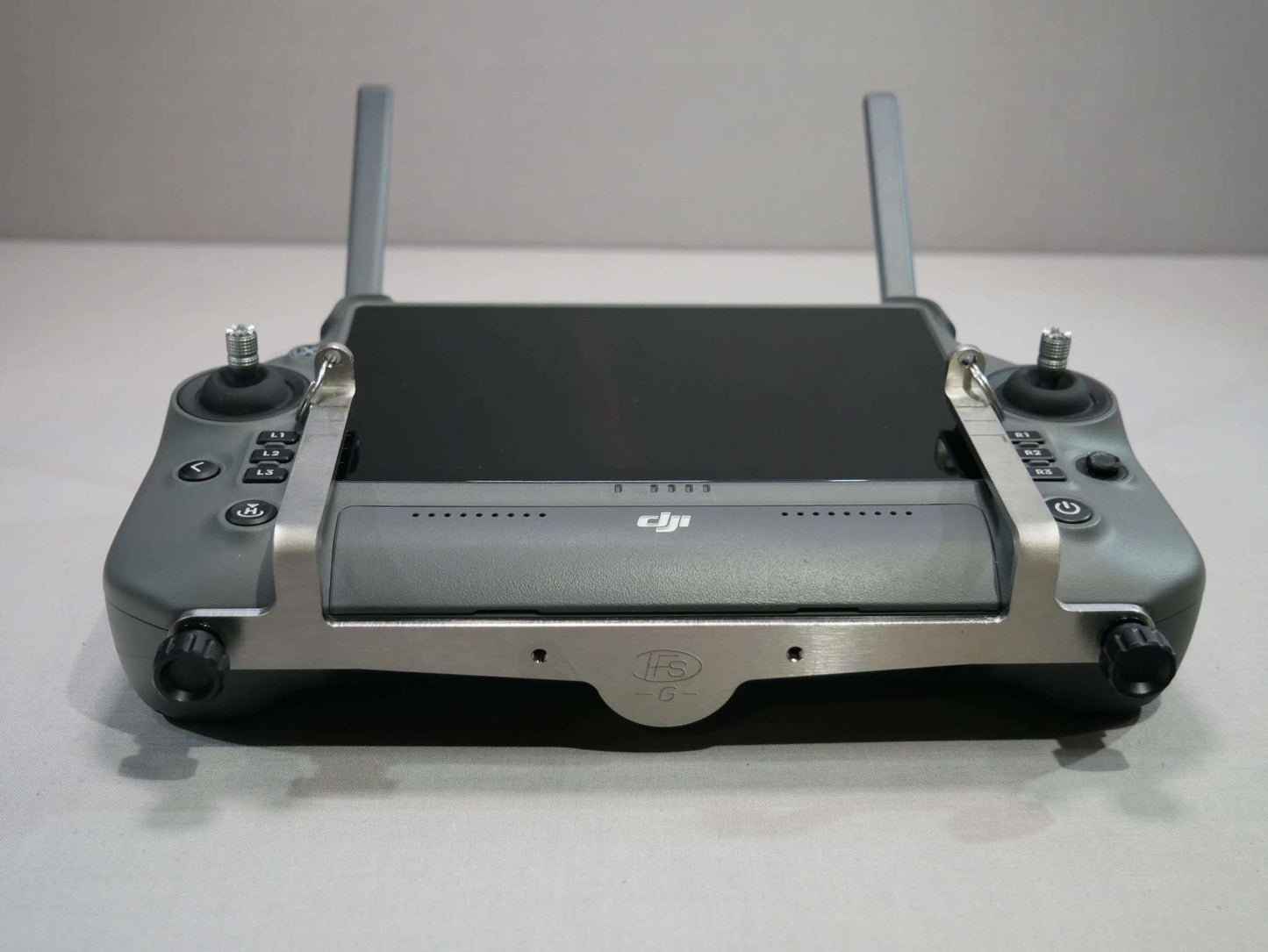 Halter ohne Tragegurt für den DJI RC-Plus Controller Vorderansicht