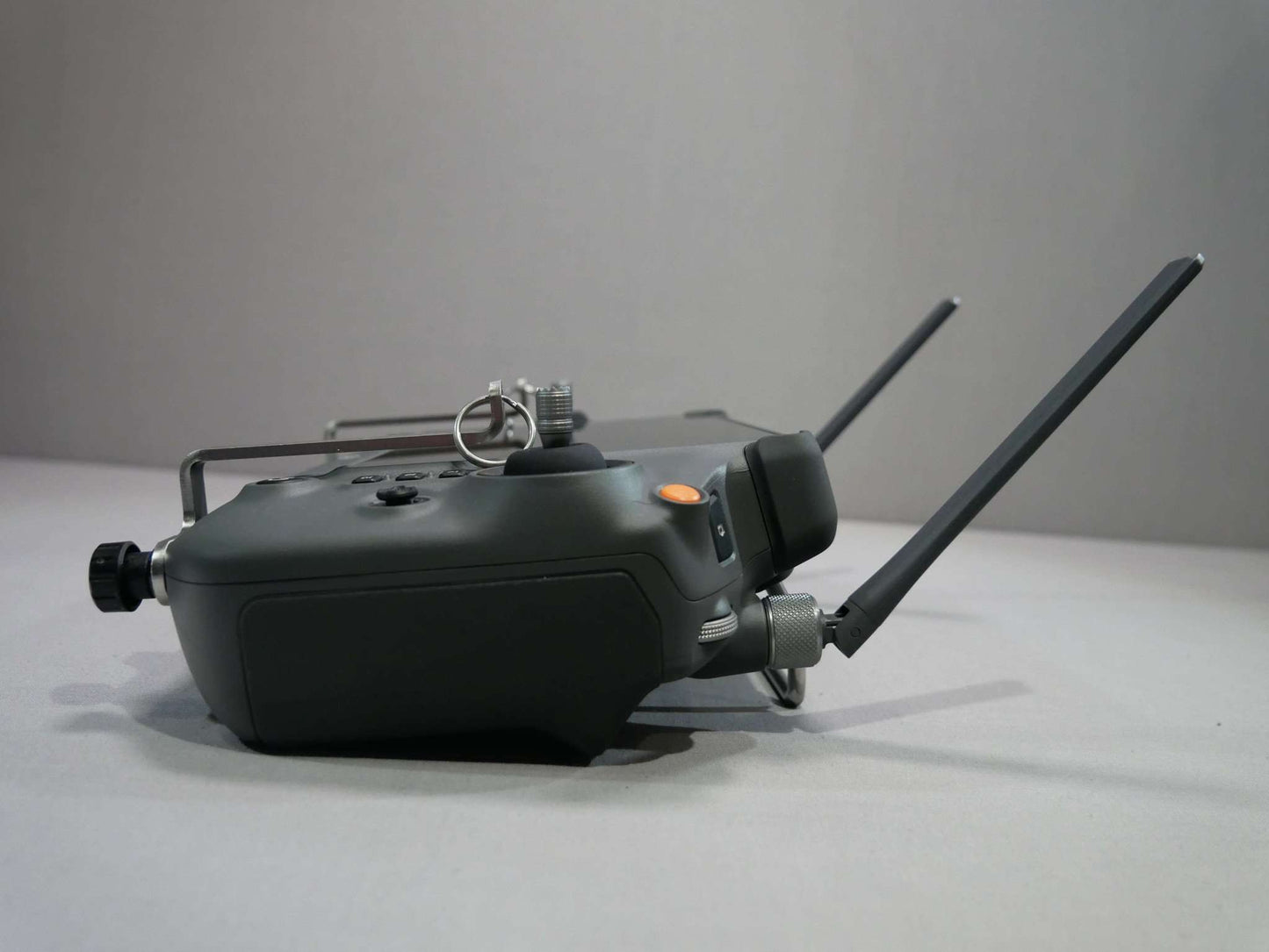 Halter ohne Tragegurt für den DJI RC-Plus Controller Seitenansicht