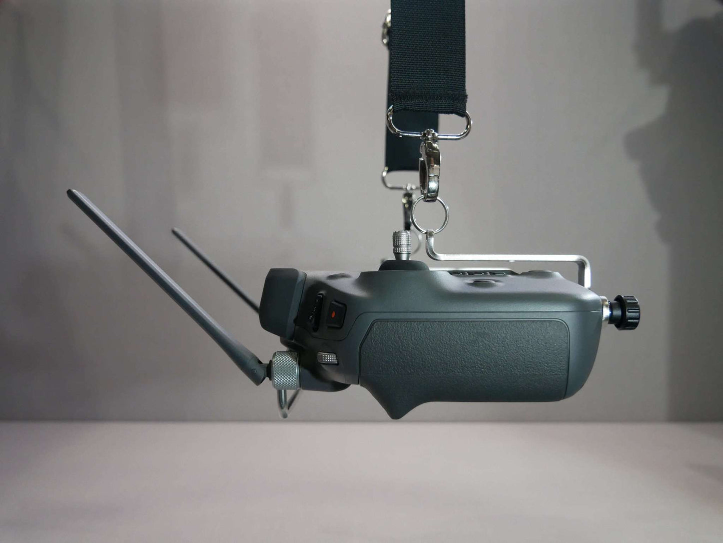 Halter mit Tragegurt für den DJI RC-Plus Controller Seitenansicht