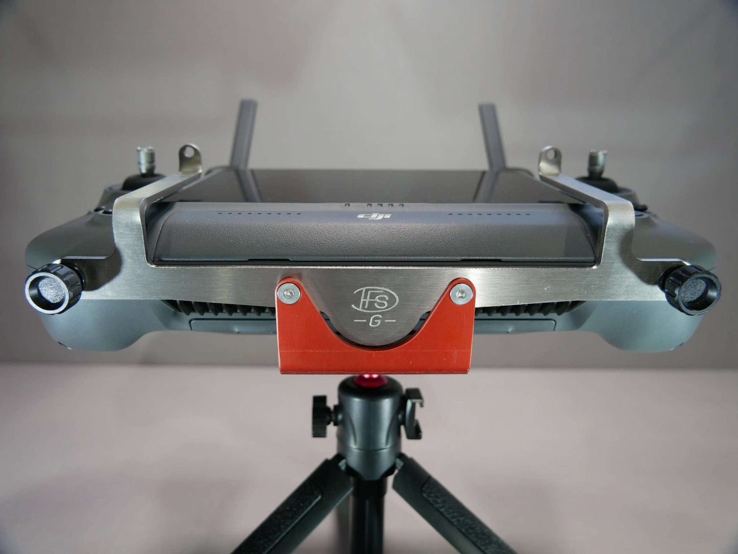 Halter für Halsgurt für den DJI RC-Plus Controller Vorderansicht mit Tripodhalter auf Stativ