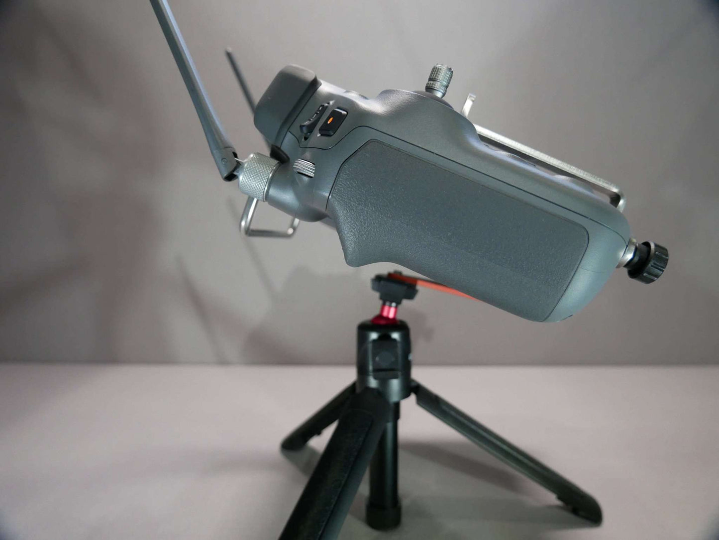 Halter für Halsgurt für den DJI RC-Plus Controller auf optionalem Stativ/Tripod Seitenansicht