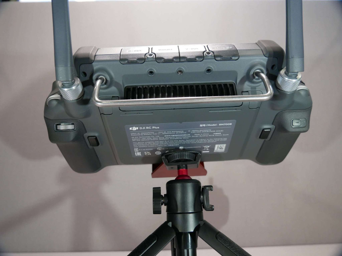 Montierter DFS-G- Stativhalter in rot am Halter für Tragegurt, DJI RC-Plus Controller & Stativ
