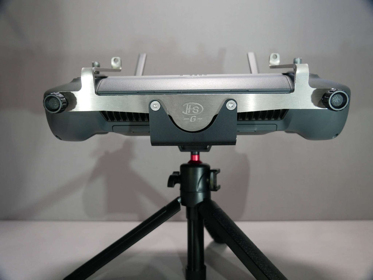 DFS-G- Stativhalter in schwarz am Halter für Tragegurt mit Stativ & DJI RC-Plus Controller.