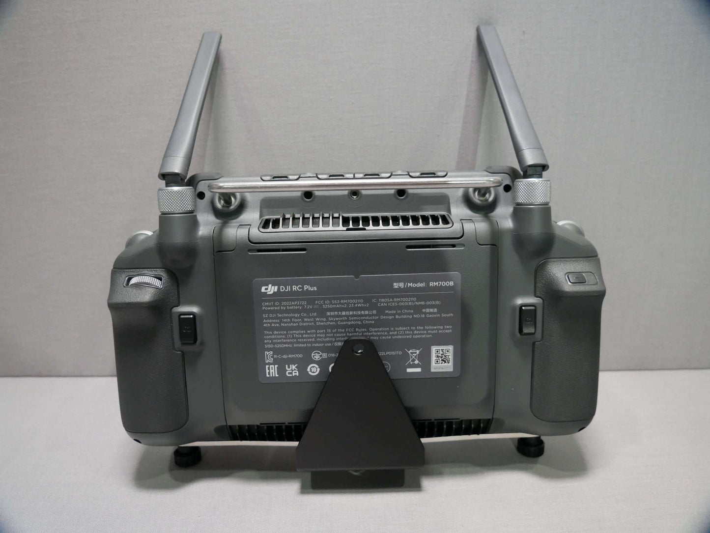 Halter für Halsgurt für den DJI RC-Plus Controller mit Tripodhalter schwarz Rückansicht