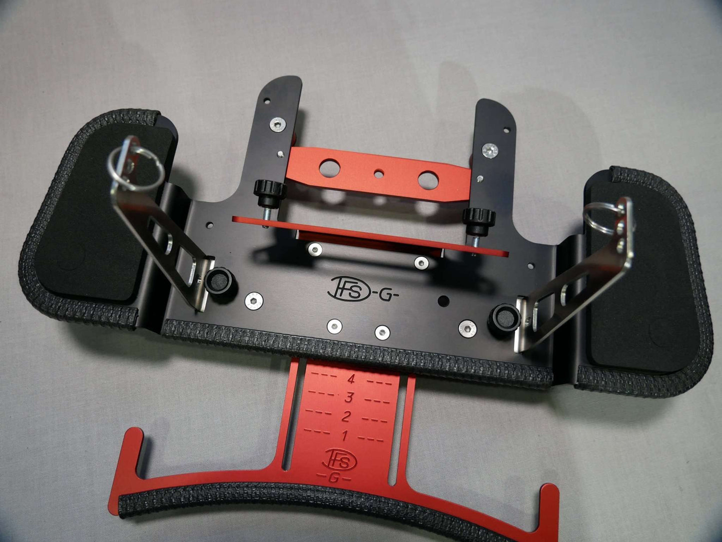 DFS-G- Senderpult mit montiertem Stativhalter rot eloxiert sowie POV-Extender