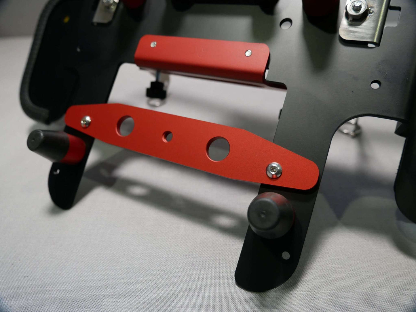 Rückansicht montierter DFS-G- Stativhalter rot eloxiert am DFS-G- Senderpult