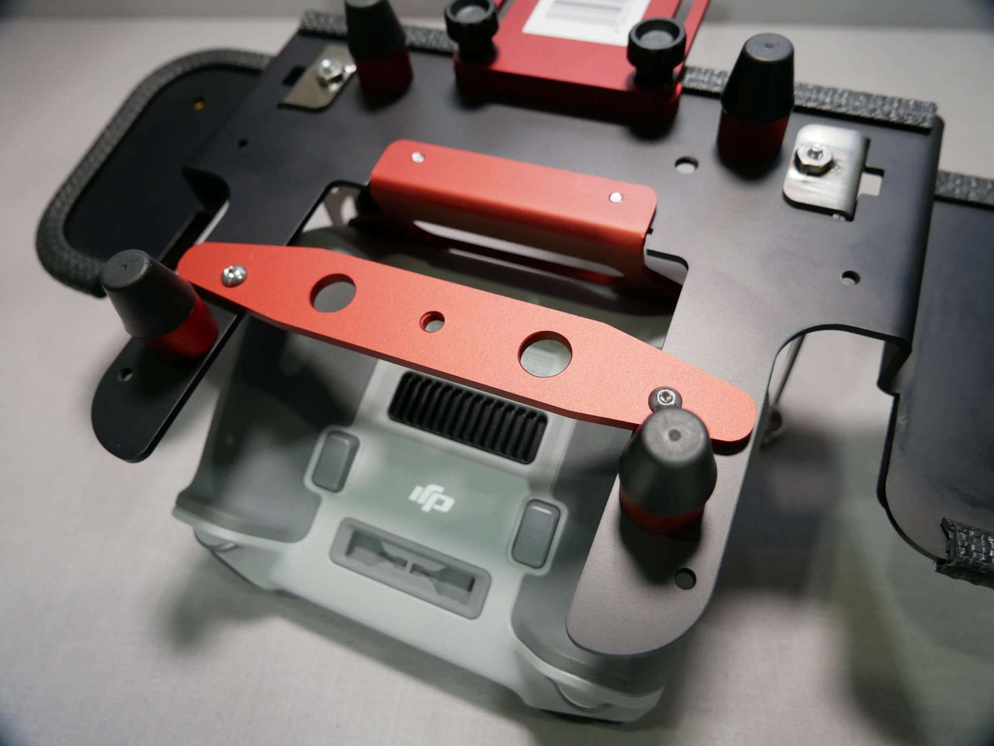 Montierter DFS-G- Stativhalter rot am DFS-G- Senderpult mit POV-Extender & DJI RC Controller