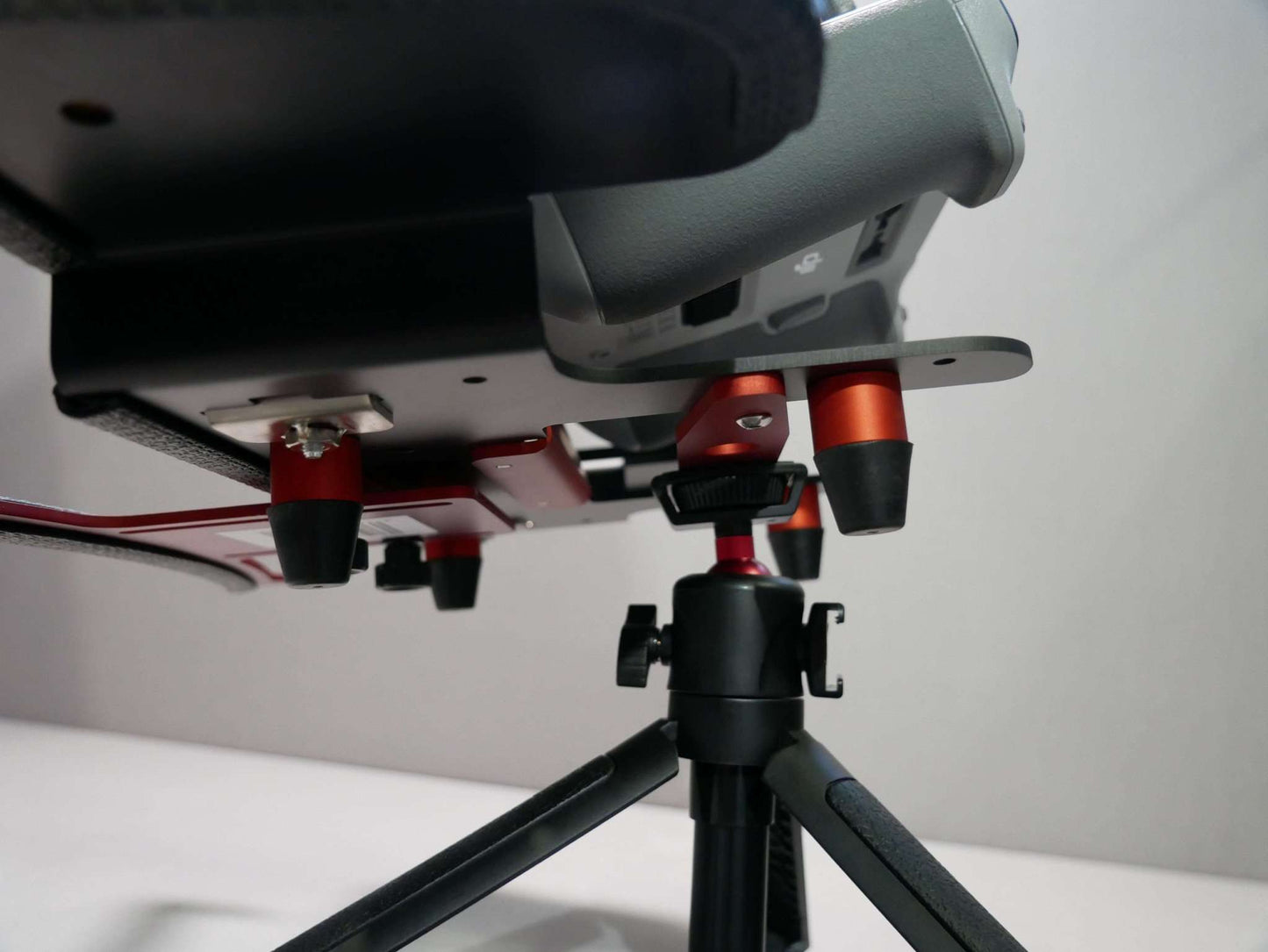 Seitenansicht montierter DFS-G- Stativhalter rot mit Stativ, Senderpult & DJI RC Controller