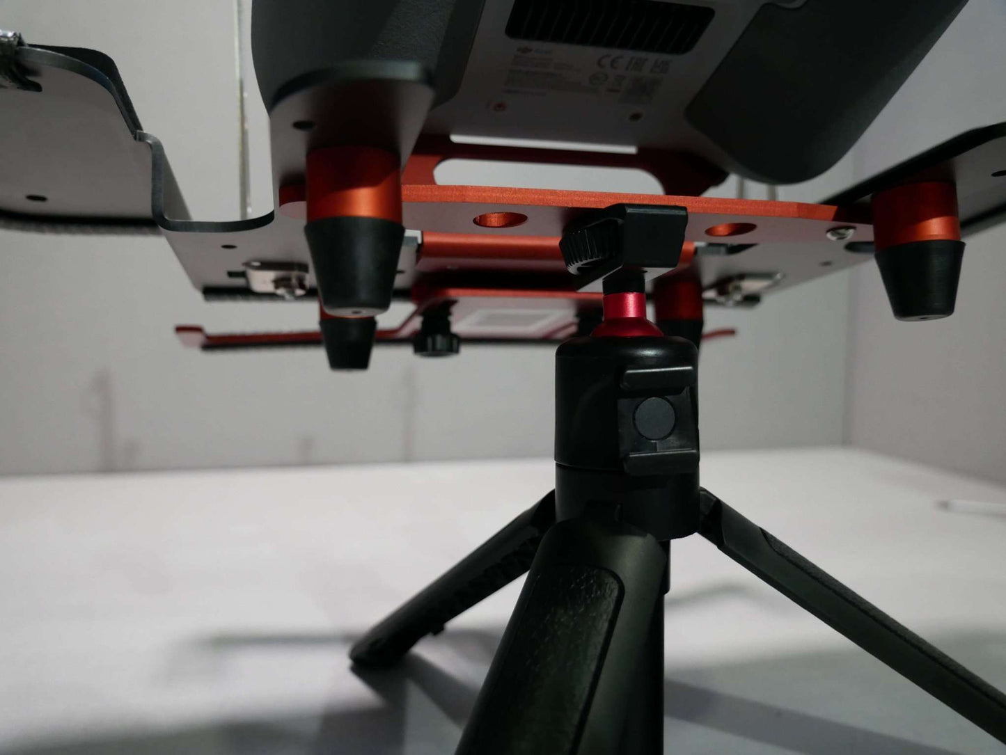 Vorderansicht montierter DFS-G-Stativhalter rot mit Stativ, DFS-G- Senderpult & DJI RC Controller