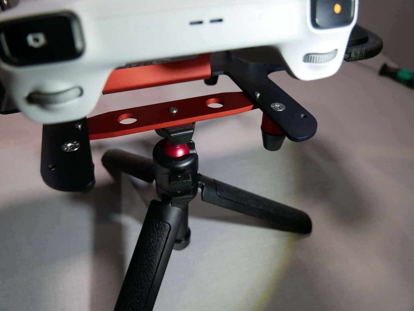 Draufsicht montierter DFS-G- Stativhalter rot mit Stativ, DFS-G- Senderpult & DJI RC Controller
