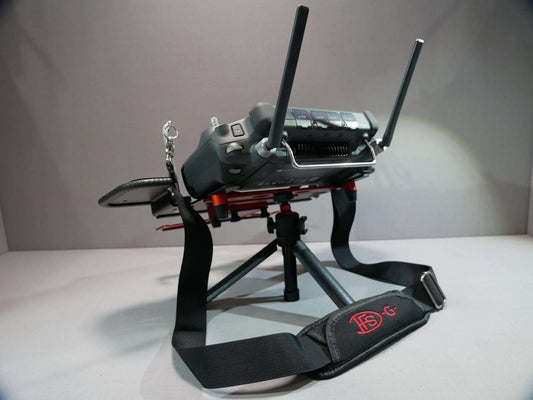 Vollständig montierter DFS-G- Stativhalter mit Stativ, Senderpult, Halsgurt & DJI RC-Plus Controller