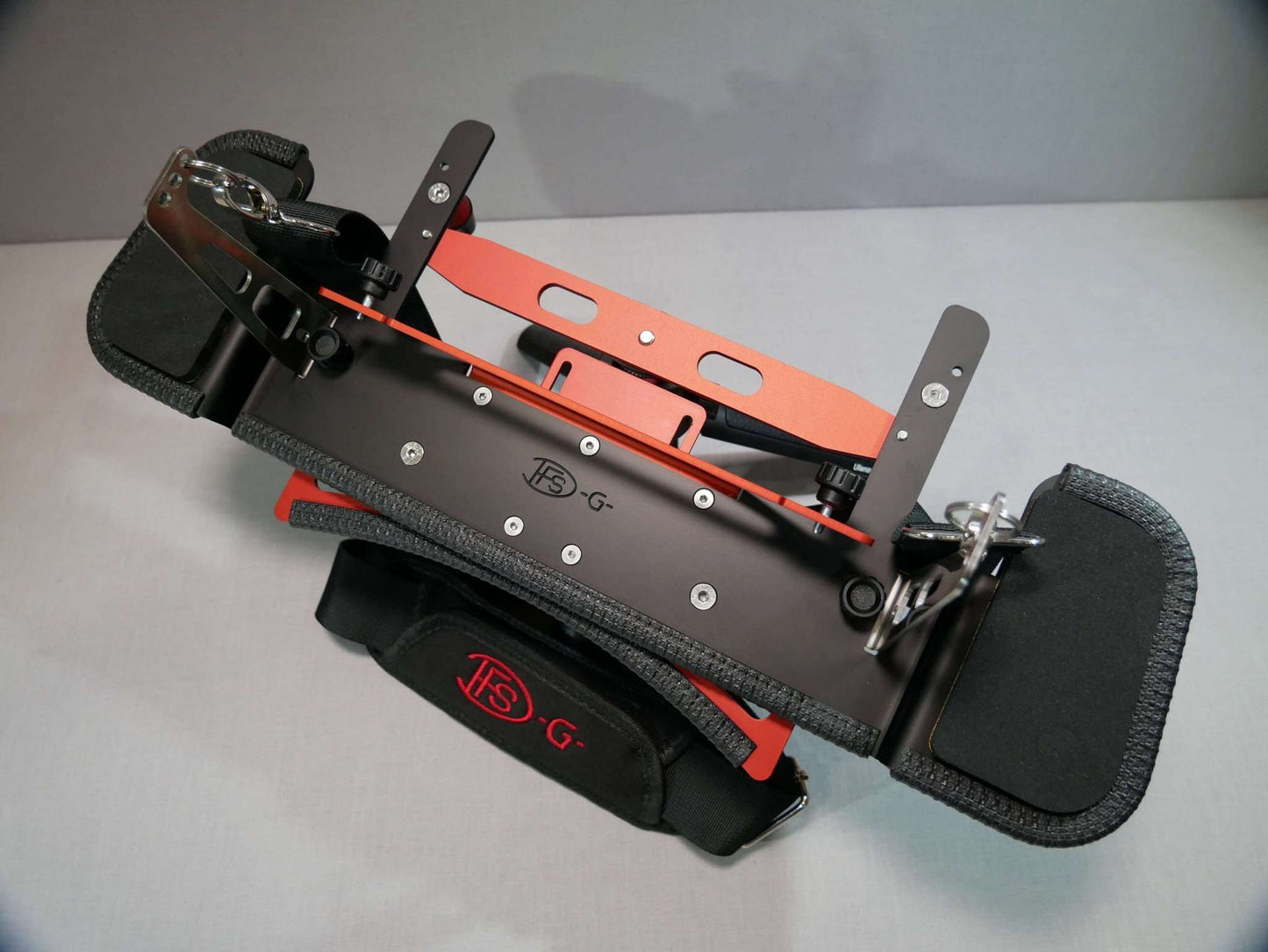 Montierter DFS-G- Stativhalter (rot) am Senderpult mit Halsgurt & Stativ. Draufsicht