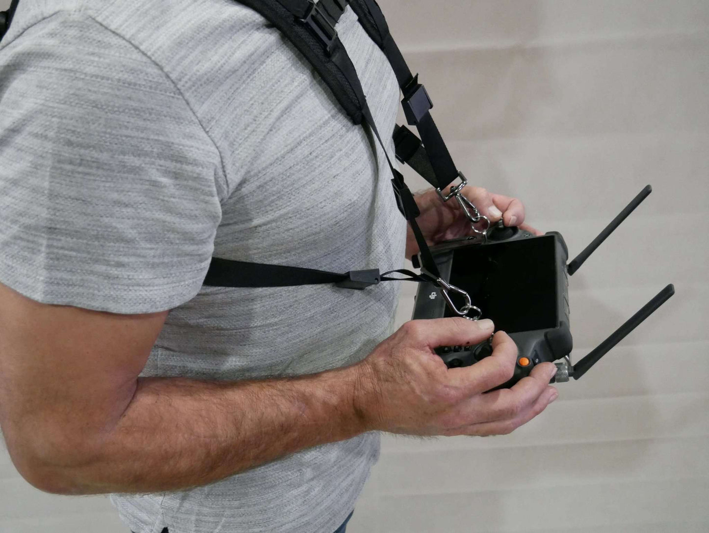 Kreuzgurt/Tragegurt getragen und angebracht an den Halter des DJI RC-Plus Controllers. Seitenansicht