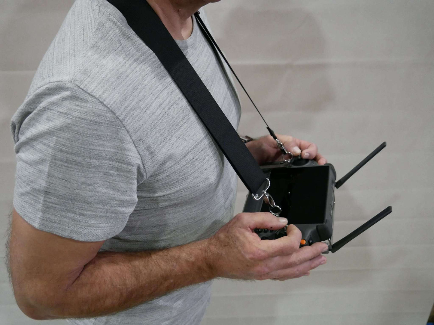 Halter mit Halsgurt für den DJI RC-Plus Controller in Bedienung Seitenansichte,
